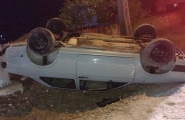 Colisão seguida de capotamento deixa jovem ferida no bairro Figueira