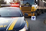 Mais de 400 mil ma�os de cigarro s�o apreendidos em caminh�o na BR-101