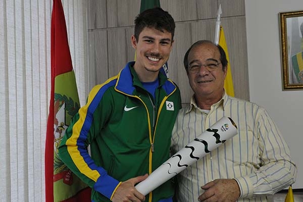 Atleta Willian Schramm Deschamps  homenageado por Zuchi