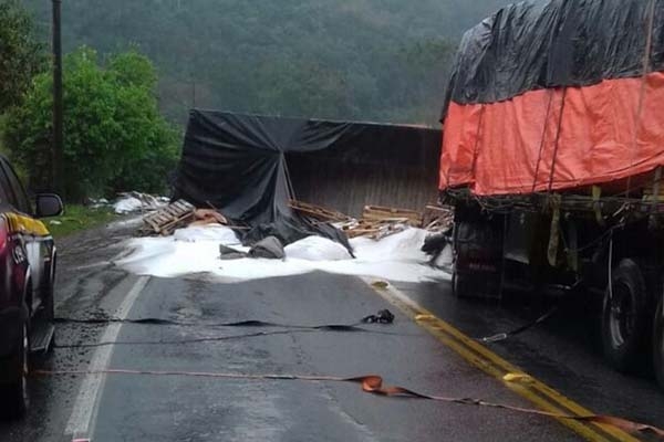 Carreta com 20 t de produto qu�mico tomba na BR-470, em Ascurra