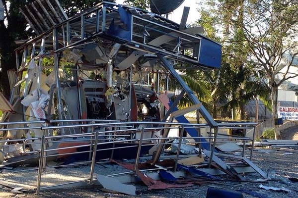 Criminosos assaltam loja e explodem caixas eletr�nicos em Blumenau