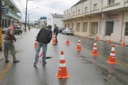 Cratera se abre na rua Barão do Rio Branco interrompe trânsito