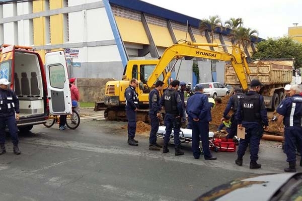 Oper�rio soterrado em obra em avenida de Itaja� � retirado com vida