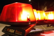 Carros colidem e derrubam muro de residência no Coloninha, em Gaspar