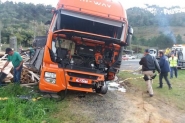Jovem morre em batida entre carro e dois caminh�es na BR-470, em Trombudo Central