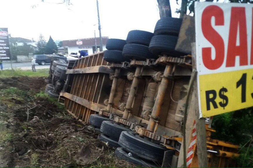 Carreta tomba na BR-470, em Gaspar