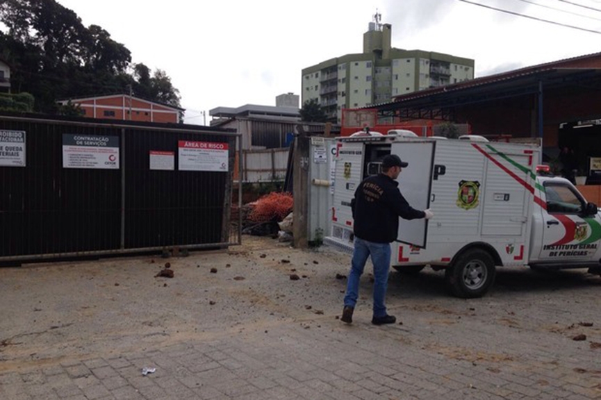 Homem morre soterrado em obra de pr�dio em Blumenau
