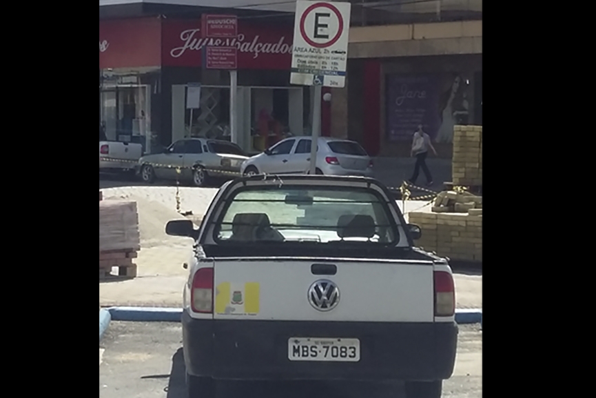 Leitor do Cruzeiro do Vale flagra carro da prefeitura estacionado em vaga preferencial