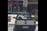 Leitor do Cruzeiro do Vale flagra carro da prefeitura estacionado em vaga preferencial