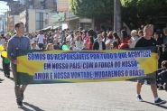 Centenas de pessoas participam do Desfile da Independência em Gaspar
