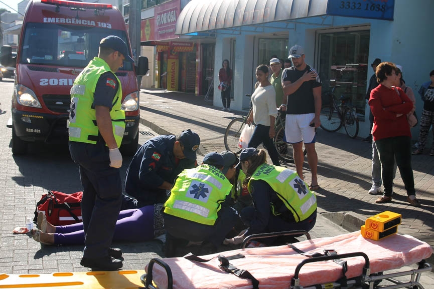 Ciclista fica ferida em acidente no Centro de Gaspar