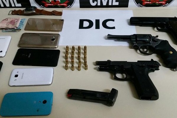 Pol�cia prende 4 por integrar fac��o e 2 por tentativa de latroc�nio em Joinville