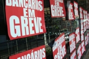 Banc�rios rejeitam reajuste de 7% e decidem continuar a greve