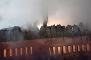Casa no bairro Barracão fica totalmente destruída após incêndio