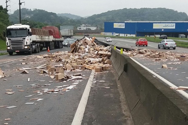 Carga de 28 toneladas tomba e bloqueia a BR-101 em Joinville