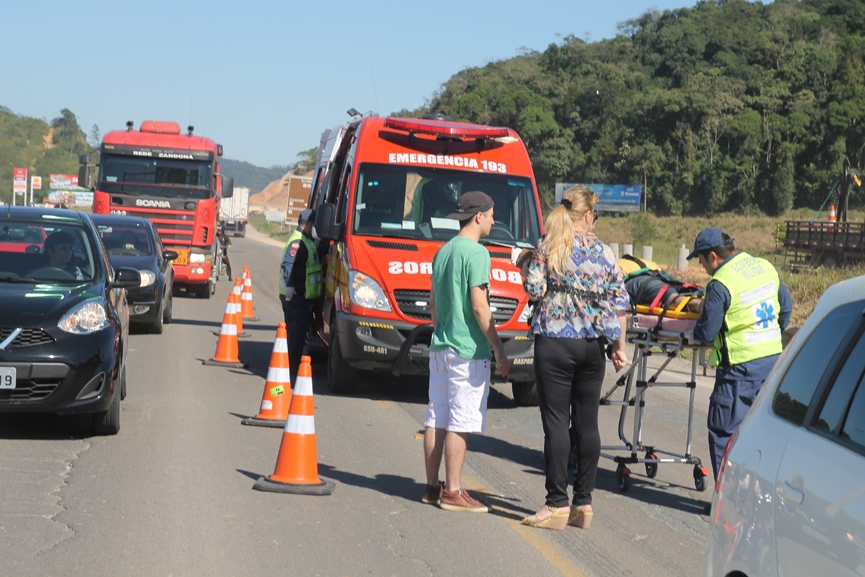 Motorista atropela ciclista na BR-470, em Gaspar, e foge do local do acidente