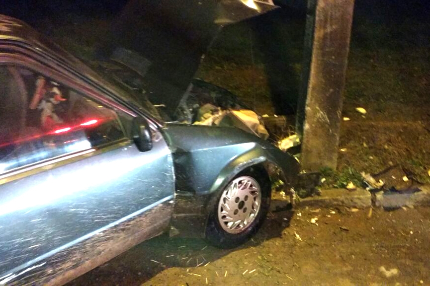 Motorista perde controle de carro e bate em poste no Bela Vista, em Gaspar