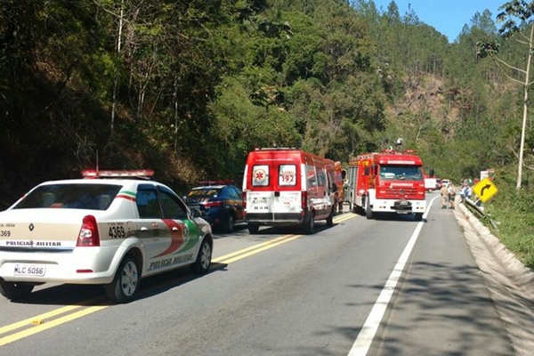 �nibus de banda ga�cha tomba na BR-282 e deixa mortos em SC