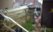 Carro invade resid�ncia no bairro Bateias, em Gaspar