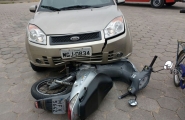 Mulher fica ferida em acidente entre carro e moto em Gaspar