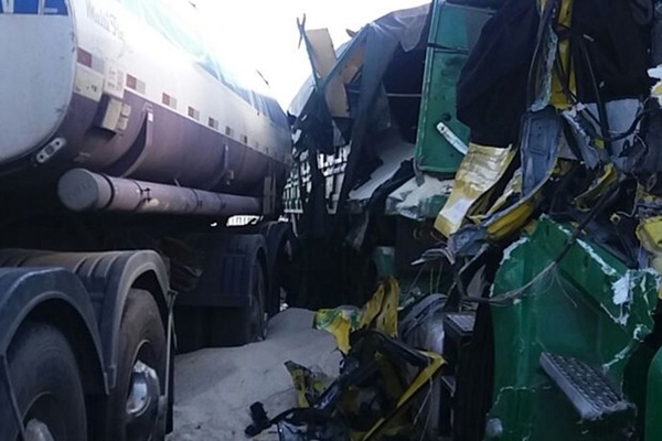 Acidente com caminh�o de gasolina gera filas na BR-101, em Itaja�