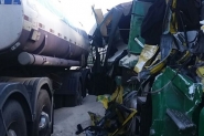 Acidente com caminhão de gasolina gera filas na BR-101, em Itajaí
