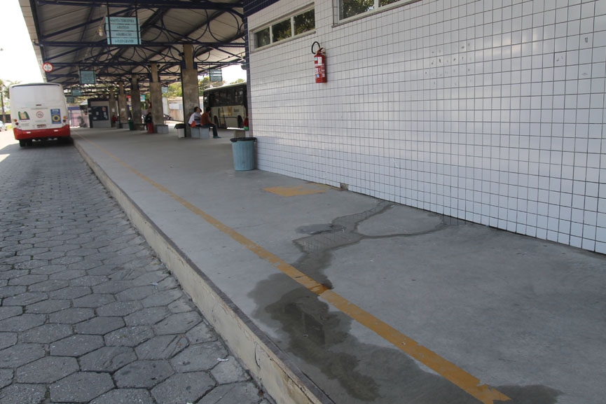 Usu�rios e funcion�rios reclamam das condi��es do Terminal Urbano de Gaspar