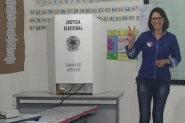 Candidata Andr�ia Nagel vota no bairro Lagoa, em Gaspar