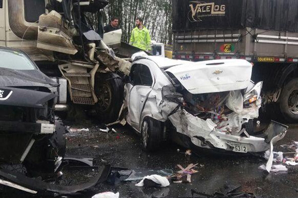 Seis ve�culos colidem e interditam BR-101