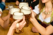 Oktoberfest come�a hoje e quer bater recorde de chope