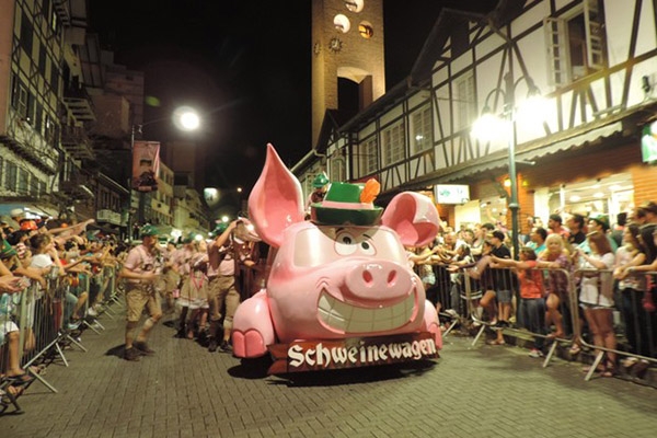 Tr�nsito de Blumenau tem altera��es para os desfiles da 33� Oktoberfest