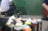 Muro da escola Frei Godofredo ganha colorido com pintura em grafite