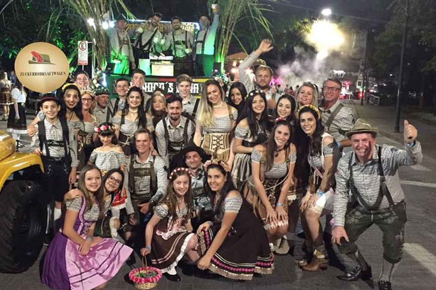 Gasparenses brilham no primeiro desfile da Oktoberfest