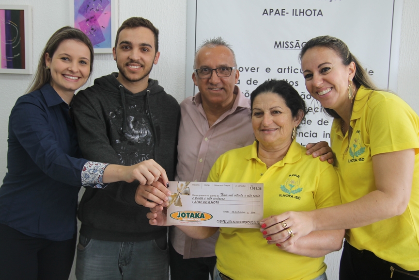Troco Solid�rio do Mercado Jotaka rende R$1.080 para Apae de Ilhota