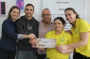 Troco Solid�rio do Mercado Jotaka rende R$1.080 para Apae de Ilhota