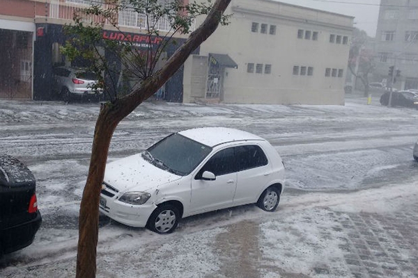 Chuva forte com vento e granizo cobre ruas de Curitiba com gelo