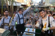 Grupo de Gaspar distribui caldo de cana e anima desfile da Oktoberfest