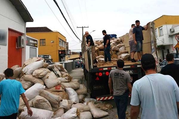 Carreta � apreendida com toneladas de maconha em Florian�polis