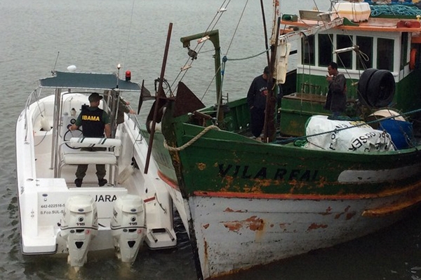 Ibama apreende em Itaja� tr�s barcos ilegais com toneladas de peixe