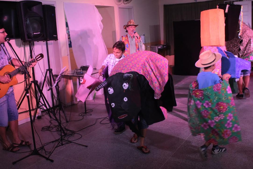 Alunos do Centro Maria Hendricks realizam apresentações culturais