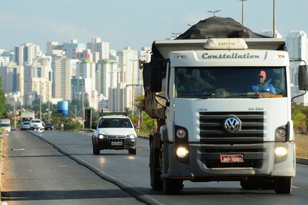 Justi�a libera aplica��o de multas por farol desligado em rodovia sinalizada
