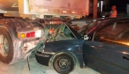 Jovem fica ferido ap�s colidir carro contra caminh�o em Gaspar