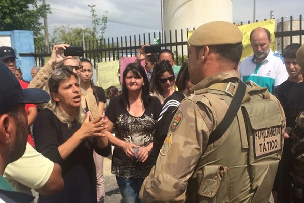 Familiares de desaparecidos em naufr�gio fazem protesto em Itaja�