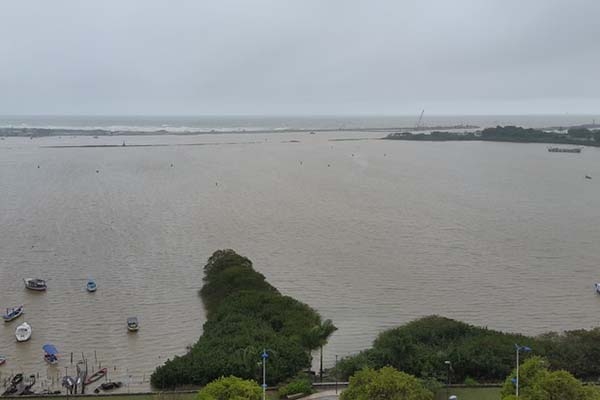 Ap�s ondas de at� 3,5 metros, Porto de Itaja� � reaberto nesta quinta-feira