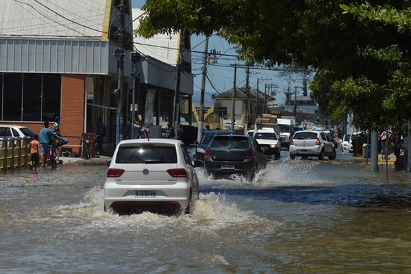 Mar� alta causa alagamentos em cidades de Santa Catarina