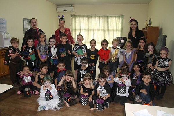 Crianas da Escola Mundo Feliz entram no clima do Halloween