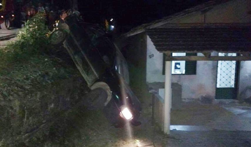 Carro cai em barranco e atinge casa no bairro Barrac�o, em Gaspar