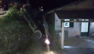 Carro cai em barranco e atinge casa no bairro Barrac�o, em Gaspar