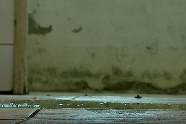 Creche de Laguna � interditada por mofo, rachaduras e inunda��es