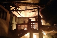 Inc�ndio destr�i casa de dois andares em Blumenau